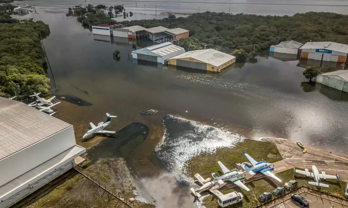Aeroporto Salgado Filho de Porto Alegre deve reabrir na segunda quinzena de dezembro